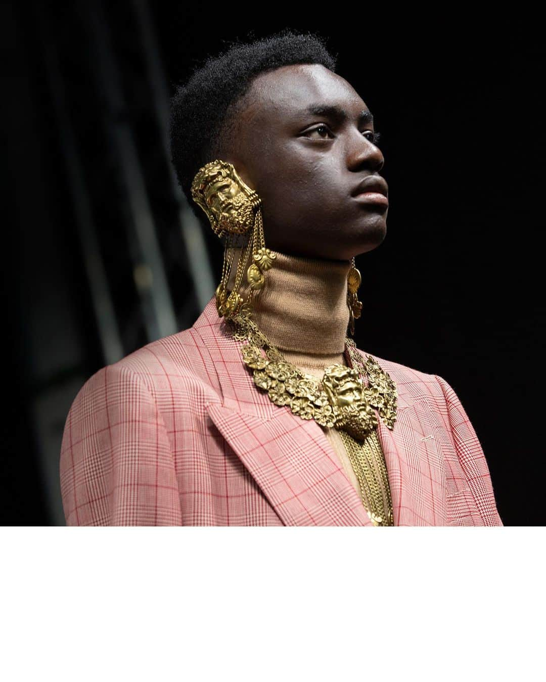 グッチさんのインスタグラム写真 - (グッチInstagram)「Ear coverings and a necklace that feature the face of Roman semi-god Hercules, symbol of strength and heroism, designed by @alessandro_michele on a men’s look set for the #GucciCruise20 runway in the #MuseiCapitolini. @museiincomuneroma #AlessandroMichele」5月29日 8時05分 - gucci