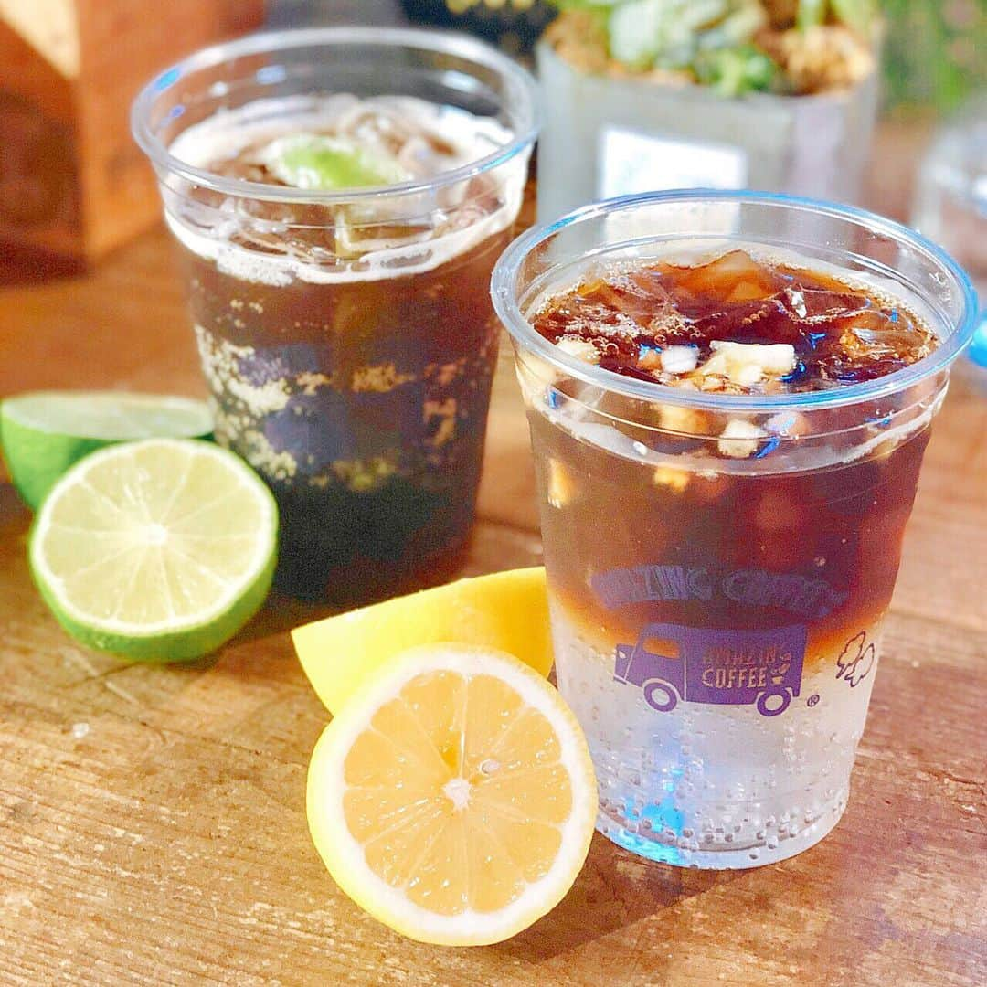 AMAZING COFFEEさんのインスタグラム写真 - (AMAZING COFFEEInstagram)「. AMeCOのシュワシュワ🥤 . 暑い日が続きますね🌞 そんな時はノドごし爽快な炭酸コーヒーでREFRESH⤴︎⤴︎ . 「シュワシュワコーヒー」 「アメコーラ」 . 新感覚のコーヒー体験をぜひお楽しみください💁🏻‍♂️ . #AMAZINGCOFFEE #TOKYONAKAMEGURO #YOKOHAMABAY #OSAKASOUTHSIDE #YOKOSUKABEACHSIDE #TOKYOHANEDAAIRPORT #AMeCO #アメコ #coffee」5月29日 8時06分 - amazing_coffee_official