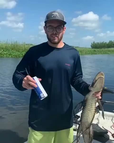 Hook Sinker Apparelのインスタグラム：「That’s one way to shotgun while on the boat...🤣🍻🐊 HOOKSINKER.shop . . . . #hooksinkerapparel #hooksinker #gopro #fishing #rippinlips #tightlines #catchandrelease #bassfishing #fishingclothing #tightlines #whatgetsyououtdoors #lakelife #saltlife #onthewater #lunkers #lunkerville #fishingdaily #bass #fishinglife #fish #fishlife #anglerapproved #linebreakers #basscartel #fisherman #snook #funnyfishing #fishingmeme #funny」