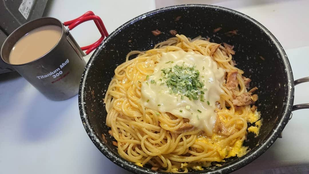 桜花さんのインスタグラム写真 - (桜花Instagram)「おうちでも山気分🗻🌷 ツナチーズ卵パスタ(醤油とゆず胡椒味)・ハピピーンカフェオレ🌼  昨日、 野球のあと作りました🍀 そのあとライブへ✨  料理するって、何だかわくわくしますね🍀もっと作ろう✨  ライブ後、帰ってからも 作ったのでまた載せマウンテン🍀  #山  #山ごはん  #フライパン  #EVERNEW #evernew #カフェオレ  #ハピピーン #ゆず胡椒  #チーズ #パスタ」5月29日 8時12分 - mountainohka