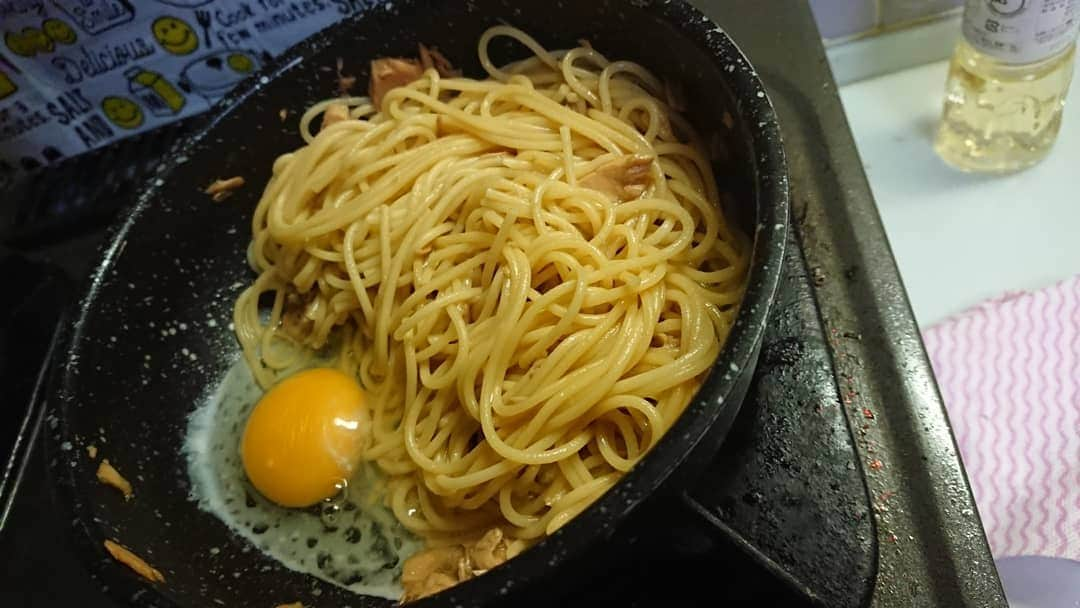 桜花さんのインスタグラム写真 - (桜花Instagram)「おうちでも山気分🗻🌷 ツナチーズ卵パスタ(醤油とゆず胡椒味)・ハピピーンカフェオレ🌼  昨日、 野球のあと作りました🍀 そのあとライブへ✨  料理するって、何だかわくわくしますね🍀もっと作ろう✨  ライブ後、帰ってからも 作ったのでまた載せマウンテン🍀  #山  #山ごはん  #フライパン  #EVERNEW #evernew #カフェオレ  #ハピピーン #ゆず胡椒  #チーズ #パスタ」5月29日 8時12分 - mountainohka