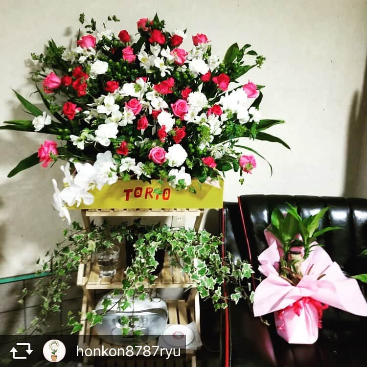 ほんこんさんのインスタグラム写真 - (ほんこんInstagram)「honkon8787ryu #ほんこんの花屋さんbloom  #お笑い芸人 #ほんこん #お花屋さん #Flower #アレンジ #御祝い #花 #貝塚 #ハーバリウムボールペン #海蔵kaizou  おはようございます。 ほんこんの花屋さんbloom 花のお兄さんです✨  大阪は今日雨ですが元気に営業しています☔ 気分を落とさず元気に今日も１日頑張りましょう💪  ここ数日お電話が壊れていました。 お電話が繋がらなかったお客様大変申し訳ございません。 お手数ですがもう一度いただけたらと思います。 すいませんが今後ともよろしくお願いします。  お花の事は全てほんこんの花屋さんにお任せください‼️ ご連絡お待ちしております。  ほんこんの花屋さんbloom  mail honkon878@gmail.com  TEL 080-7975-4314」5月29日 8時12分 - hongkong2015_4_9