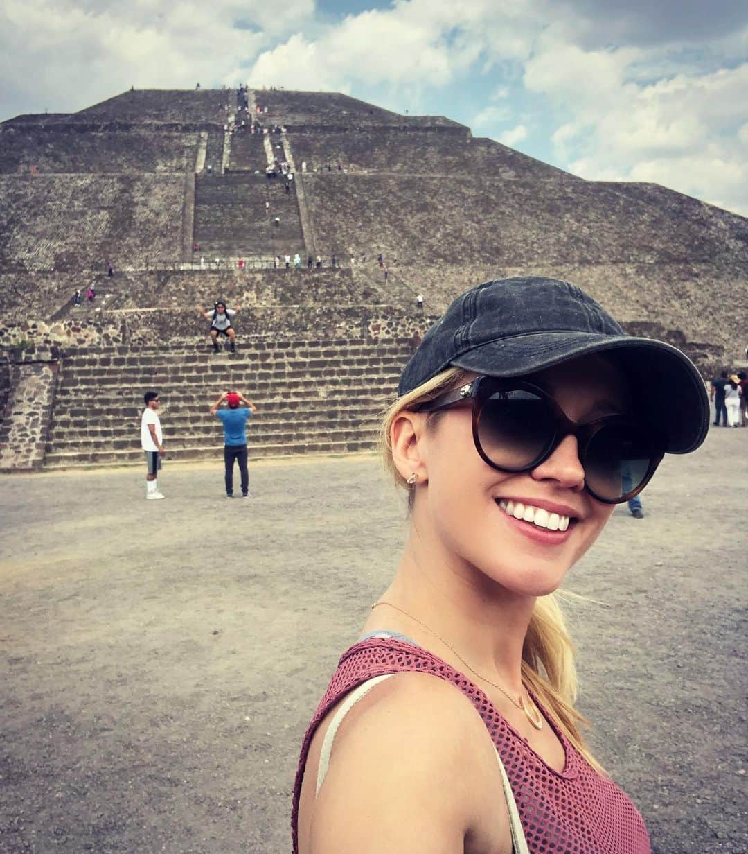 アンナ・キャンプさんのインスタグラム写真 - (アンナ・キャンプInstagram)「Yesterday was so fun #pyramids #mexicocity🇲🇽 🌞🌛」5月29日 8時35分 - therealannacamp