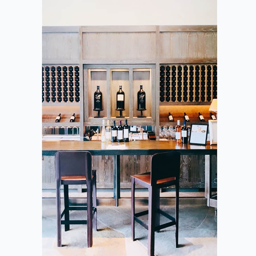 坂田陽子さんのインスタグラム写真 - (坂田陽子Instagram)「#napa #winery 巡り、最後は #kenzoestate へ。 ・ カプコンの創業者が所有するナパの広大な地で生み出されるワイン。 日本で人気の #rindo や #murasaki #asatsuyu がどの様な場所で出来ているのか？ 第1のゲートから車で五分程。二つ目のゲートが開かれた瞬間から、山々に囲まれ整然と並ぶぶどうの木達が目の前に広がっていて、その緑豊かな自然、まるで絵画のようなぶどう畑🍇の美しさとスケールにただただ圧倒されました‼️ ・ この日最後の予約で時間ギリギリだった為ツアーには参加出来ませんでしたが、 最高の土地で、最高のワインを。という作り手の想いを肌で感じながら頂く #朝露 は、まさに清涼感と芳醇さを併せ持つ特別な味わいでした😆🍾 即！朝露二本とRINDOをお買い上げ😆 ・ ・ サンフランシスコの美しい街並み、美食。久々に会った後輩との絶え間ない楽しい会話、ナパの素晴らしい気候とワイン。。 想い出とワイン🍾でスーツケースパンッパンにして😂帰国しました。 ・ ・ #sanfrancisco #napa #winery  #california #napawine #trip #shorttrip  #ワイナリー巡り #旅行記 #おつき合いありがとう #もう仕事してますよ #夢の途中」5月29日 8時28分 - yokosakata