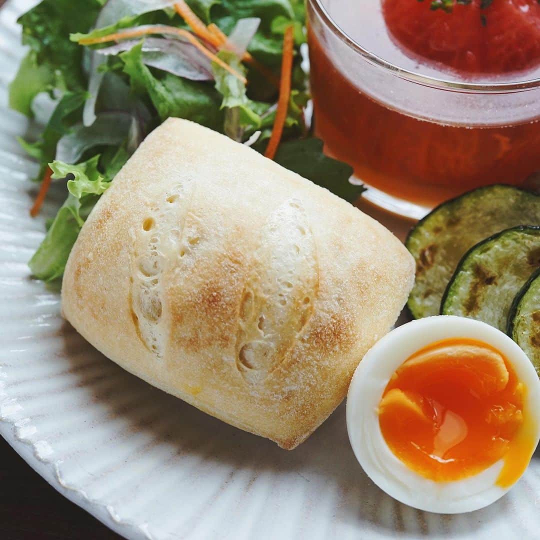 hirokoさんのインスタグラム写真 - (hirokoInstagram)「🌱2019.5.29（水） ✽.｡.:*・ﾟ #hiroponの朝ごはん ・ 今朝の#ワンプレート ・ 今日のパンは @pand_stylebread さんの#フォカッチャ ・ menu📝 ▪︎ フォカッチャ ▪︎ 丸ごとトマトの冷製スープ ▪︎ ゆで卵・グリーンサラダ ▪︎ ズッキーニソテー ▪︎ #ジョンソンヴィル のオリジナルソーセージ ▪︎ ハンドドリップコーヒー☕️ ・ ・ 【丸ごとトマトの冷製スープ】 レシピはブログに載せてます プロフィール🔗から飛べますよ おひまな時に遊びにきて下さ〜い🤗 ・ ・ ▫️--------------------end--------------------▫️ #hiroponのワンプレートごはん  #パンとスープ #pand #冷凍パン #インスタフード #おうちごはん通信 #おうちごはんLover #くらしメイド #お家カフェ #フーディーテーブル #マカロニメイト #デリミア #デリスタグラマー #バランスの良い食事 #モーニングプレート #朝ごはん #うちのシェフ #おうちごはん #朝時間 #snapdish #macaroni #locari_kitchen #lin_stagrammer #wp_deli_japan ・」5月29日 8時44分 - hiropon0201