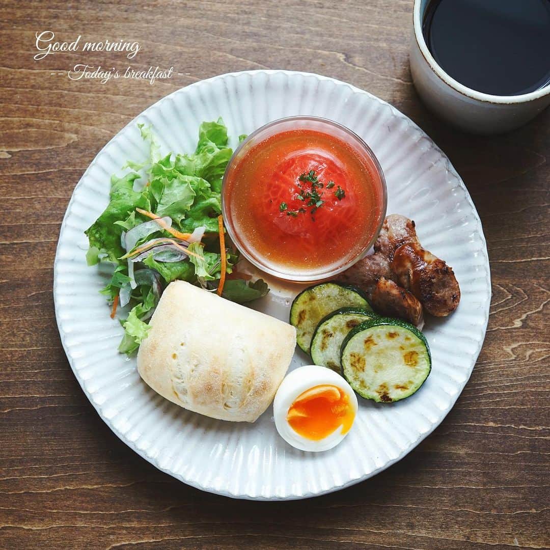 hirokoさんのインスタグラム写真 - (hirokoInstagram)「🌱2019.5.29（水） ✽.｡.:*・ﾟ #hiroponの朝ごはん ・ 今朝の#ワンプレート ・ 今日のパンは @pand_stylebread さんの#フォカッチャ ・ menu📝 ▪︎ フォカッチャ ▪︎ 丸ごとトマトの冷製スープ ▪︎ ゆで卵・グリーンサラダ ▪︎ ズッキーニソテー ▪︎ #ジョンソンヴィル のオリジナルソーセージ ▪︎ ハンドドリップコーヒー☕️ ・ ・ 【丸ごとトマトの冷製スープ】 レシピはブログに載せてます プロフィール🔗から飛べますよ おひまな時に遊びにきて下さ〜い🤗 ・ ・ ▫️--------------------end--------------------▫️ #hiroponのワンプレートごはん  #パンとスープ #pand #冷凍パン #インスタフード #おうちごはん通信 #おうちごはんLover #くらしメイド #お家カフェ #フーディーテーブル #マカロニメイト #デリミア #デリスタグラマー #バランスの良い食事 #モーニングプレート #朝ごはん #うちのシェフ #おうちごはん #朝時間 #snapdish #macaroni #locari_kitchen #lin_stagrammer #wp_deli_japan ・」5月29日 8時44分 - hiropon0201
