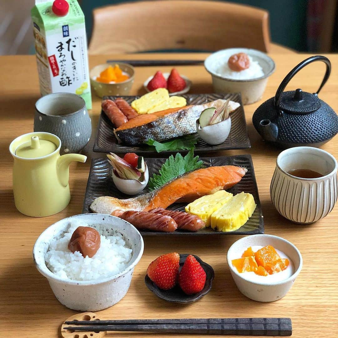 みかさんのインスタグラム写真 - (みかInstagram)「2019.5.29  おはようございます  今日のあさごはんは * ・焼き鮭 ・だし巻き卵 ・ウインナー ・和風ピクルス ・あごだし梅のせごはん ・いちご ・みかんヨーグルト *  今朝は和食で。 厚切り鮭が脂がのってて 美味しい😋 *  ピクルスは 創味 だしのきいたまろやかなお酢を 使って作りました。 具はトマト、ズッキーニ、みょうが。  確かににまろやか、ツンとせず だしの味わいがするピクルスに なりました。 だし巻きにも実はちょこっと 入れてみました。 お酢効果かふっくら仕上がったような。 *  今日もがんばろう〜 *  創味食品×フーディ―テーブルのモニターコラボ広告企画に参加し、 「創味　だしのきいたまろやかなお酢」をモニタープレゼントしていただきました。 *  #あさごはん#朝食#朝ごはん#和食#和朝食#焼き鮭#焼き魚#あごだし梅#うつわ#和食器にこだわる皐月#おうち和ごはん#石岡信之#村上直子#breakfast#morning#cooking#igersjp#locari#yutakana_syokutaku#macaronimate#ワーママごはん#朝時間#朝美人アンバサダー#おうちごはん#おうちごはんlover#だしまろ酢#フーディストモニター」5月29日 8時44分 - mikasko