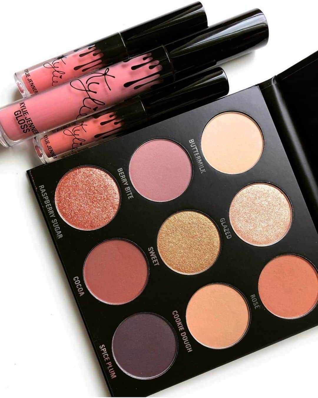 Kylie Cosmeticsさんのインスタグラム写真 - (Kylie CosmeticsInstagram)「@glow.and.vino showing off her Sorta Sweet palette 😍✨ available now in @ultabeauty」5月29日 8時46分 - kyliecosmetics