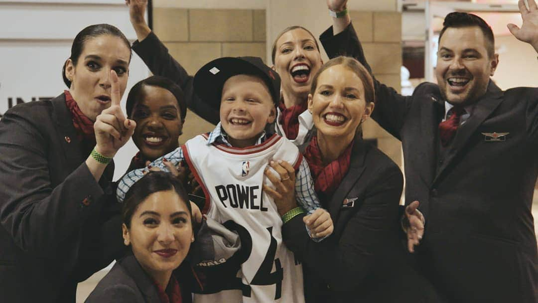 AIR CANADAさんのインスタグラム写真 - (AIR CANADAInstagram)「On Saturday night The Toronto Raptors made history and now we want to take a few lucky fans to new heights with seats on the Air Canada Fan Flight to attend Game 4 in the Golden State! Show us your @Raptors pride by posting a photo with hashtag #ACFanFlight and tag @aircanada for your chance to win the ultimate playoff experience. Contest details here: http://bit.ly/aircanada_raptors  Samedi soir, les Raptors de Toronto sont entrés dans l’histoire et nous voulons maintenant emmener quelques chanceux partisans vers de nouveaux sommets en offrant des places à bord du Vol de fan d’Air Canada pour assister au quatrième match qui sera disputé en Californie! Affichez votre fierté pour les Raptors en publiant une photo au moyen des mots-clés #VolDeFanAC et @aircanada, afin de courir la chance de gagner l’expérience suprême des séries éliminatoires. Pour le détail du concours, cliquez sur le lien suivant : http://bit.ly/aircanada_raptors」5月29日 8時53分 - aircanada