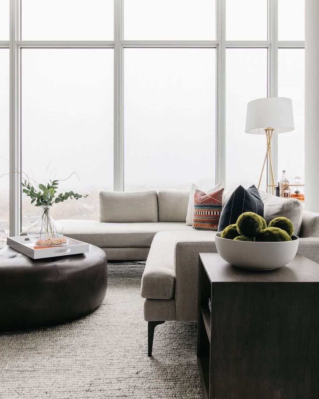 west elmさんのインスタグラム写真 - (west elmInstagram)「Channeling those back-to-work feels with a moody living room with Andes sectional by @kiradaviddesign at Chicago's @elevatelincolnpark ☁️☁️☁️ 📸: @margaretrajic  #livingroomdesign #moodylivingrooms #moodyinteriors #chicagointeriorphotography #mywestelm」5月29日 8時56分 - westelm