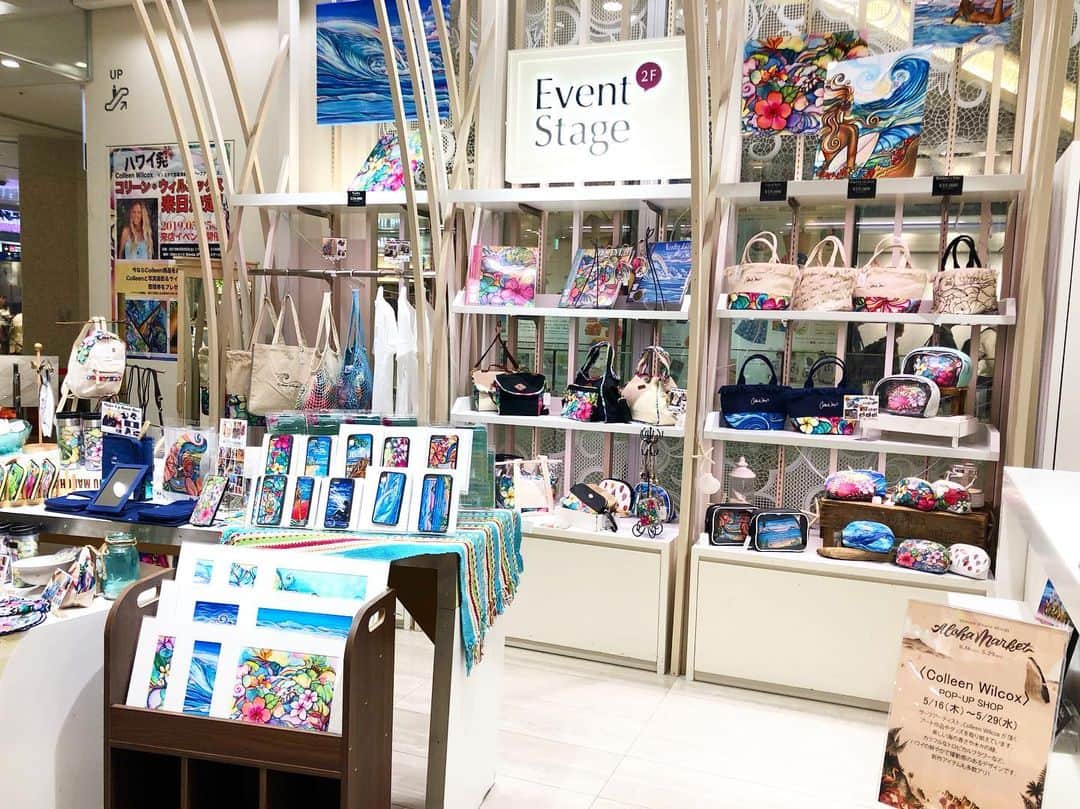 ラレイアのインスタグラム：「🌺 渋谷ヒカリエ ShinQs2F ステージ2で行われているColleen Wilcox POP UP STOREがいよいよ本日までの開催となりました🚿💦 ・ 21:00まで営業しておりますので、お近くの際はぜひお立ち寄りください😍✨ ・ ご来店お待ちしております🌴💕 ・ 【access】 Colleen Wilcox POP UP store 渋谷ヒカリエ ShinQs2F ステージ2 10:00〜21:00 ・ ・ ・ #newopen#surfart#surf#beach#sea#nature#gallery#art#painting#instagood#instagram#colleenwilcox#hawaii#aloha#渋谷#渋谷ヒカリエ#ヒカリエ#アート#サーフ#ハワイ#アロハ#コリーンウィルコックス」