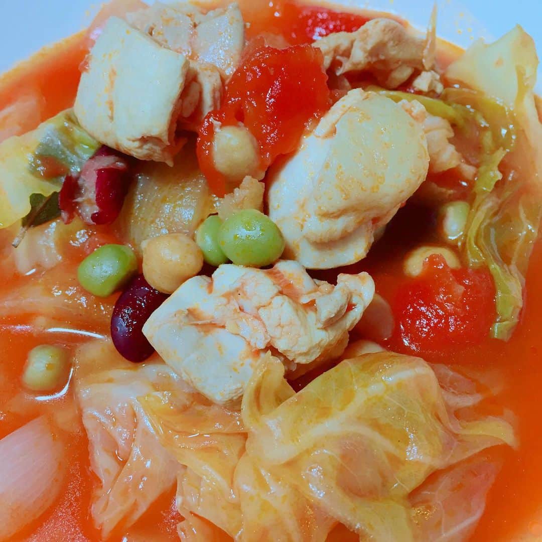 岩村菜々美さんのインスタグラム写真 - (岩村菜々美Instagram)「海外に行った方から激辛ソースをもらったので... #鶏肉のトマト煮 を作りました！ むっちゃ辛いソース！ でも、激ウマ✨」5月29日 9時14分 - nanami1120