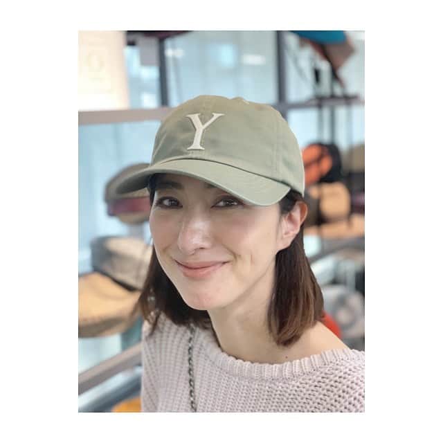 前田ゆかのインスタグラム：「@chapeaud_o  シャポードオーのA/W展示会へ  お土産に その場でワッペンを選び自分だけの オリジナキャップを作ってもらいました✨✨ カラーも形もお気にいり！  秋冬は、ハットやニット、ベレー帽などが豊富に並んでいました。 合わせる帽子によってイメージが変えられてシックにカジュアルにアクセントなるものをオーダー✨  夏のハットがお揃いコーデ @maenorichang のりちゃんと一緒に ✨✨✨ いろんなテイストが楽しめるのでつい時間を忘れて楽しませてもらいました！  #chapeaud_o #override #帽子 #ハット #hat #アース #オーバーライド #カオリノモリ」