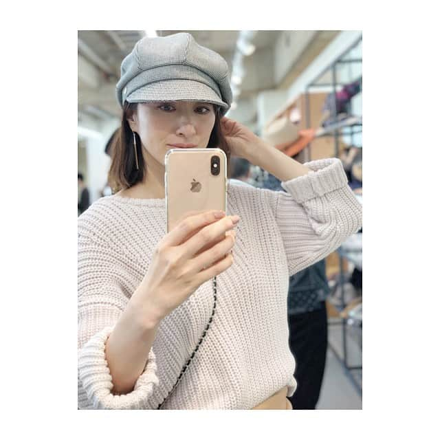 前田ゆかさんのインスタグラム写真 - (前田ゆかInstagram)「@chapeaud_o  シャポードオーのA/W展示会へ  お土産に その場でワッペンを選び自分だけの オリジナキャップを作ってもらいました✨✨ カラーも形もお気にいり！  秋冬は、ハットやニット、ベレー帽などが豊富に並んでいました。 合わせる帽子によってイメージが変えられてシックにカジュアルにアクセントなるものをオーダー✨  夏のハットがお揃いコーデ @maenorichang のりちゃんと一緒に ✨✨✨ いろんなテイストが楽しめるのでつい時間を忘れて楽しませてもらいました！  #chapeaud_o #override #帽子 #ハット #hat #アース #オーバーライド #カオリノモリ」5月29日 9時14分 - maeyuka