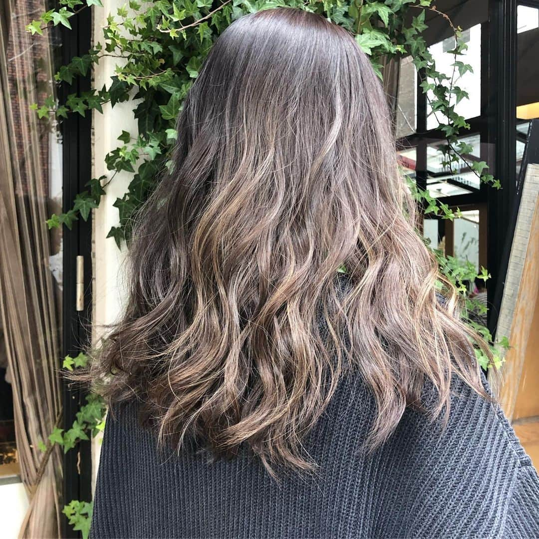 【北堀江・美容室 peaks hair】さんのインスタグラム写真 - (【北堀江・美容室 peaks hair】Instagram)「ハイライトグラデーションカラー  ハイトーンでもプリンが目立ちにくい♪  夏におすすめ♪  ブリーチ＋ハイライト＋イルミナカラー¥14250  スタイリスト須浪  #peakshair #ピークスヘアー#堀江#北堀江#美容室#Instagood#Instahair#hairstyle#Instafashion#イルミナカラー#小顔#美意識#おしゃれな人と繋がりたい#おしゃれ#お洒落#ヘアアレンジ#ヘアスタイル」5月29日 9時14分 - peakshair