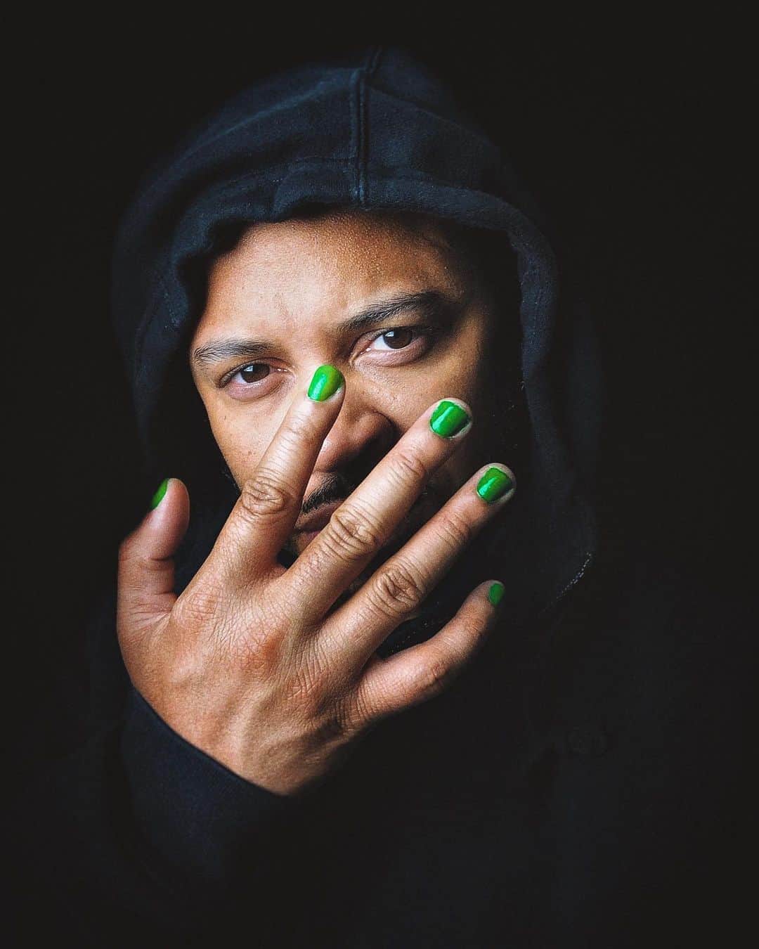 ユージン・バードのインスタグラム：「My good friend @nachoserricchio challenged me to paint my nails green to bring awareness to mental health. This wasn’t a hard decision for me. As someone who has suffered from depression and anxiety, we need to keep the conversation going. As a man, especially a black man, the pressures of society can be a lot to deal with and we don’t talk about it. We push the anger and pain DOWN. That doesn’t work. It leads to something far worse. Too many times people feel they are alone in this. You. Are. Not. Talk to someone. Reach out to friends, family, a therapist, a priest, etc. ANYONE. I’ve been in therapy for 3 1/2 years and it’s been transformative. So don’t be afraid to admit you need help. It’s scary but it makes you courageous. Don’t let the negative stigma of mental health control YOUR narrative. Talking leads to healing. Together...we can do it. Thanks again @nachoserricchio for asking me to do this. #endthestigma #mentalhealthawareness #keeptheconversationgoing #beyourownhero」