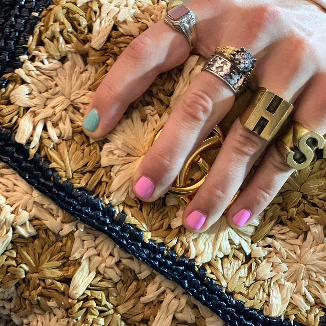 ELLE Magazineさんのインスタグラム写真 - (ELLE MagazineInstagram)「Happy summer to @harrystyles’ pastel nails and no one else. 💅🏻 Link in bio for the full breakdown of his #GucciCruise2020 look. ➡️ #regram @salmahayek @jennynails」5月29日 9時19分 - elleusa