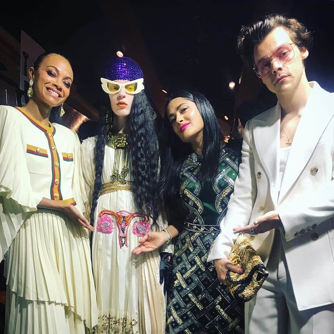 ELLE Magazineさんのインスタグラム写真 - (ELLE MagazineInstagram)「Happy summer to @harrystyles’ pastel nails and no one else. 💅🏻 Link in bio for the full breakdown of his #GucciCruise2020 look. ➡️ #regram @salmahayek @jennynails」5月29日 9時19分 - elleusa