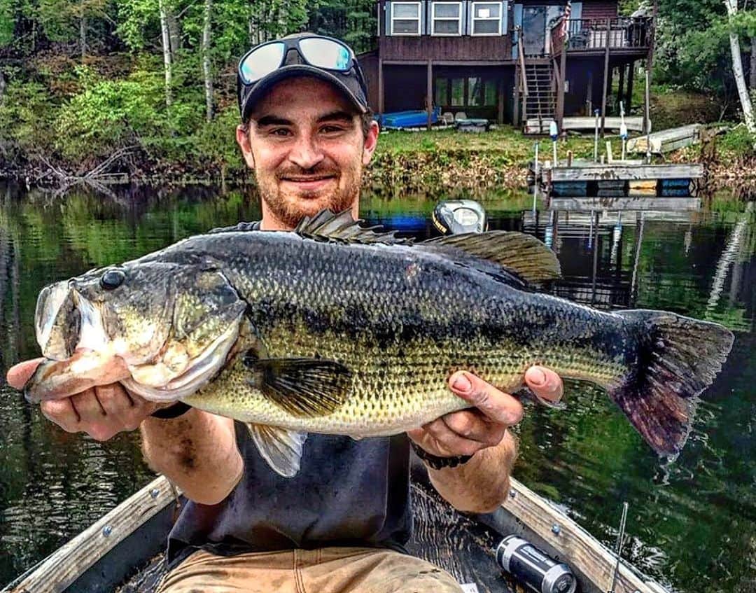 Filthy Anglers™さんのインスタグラム写真 - (Filthy Anglers™Instagram)「If you’re from the New England area and you have two fish over 7lbs, you’re doing alright in my books! Team Filthy member @andrew_knowlton landed his second 7lb bass a few days ago, absolutelycrazy right?! Andrew is always representing us on the water (hats, shades and hoody.) Congrats on another 7lbr bud! Next question, when are we fishing together in that exact same location haha!!! www.filthyanglers.com #fishing #bassfishing #bigbass #angler #filthyanglers #river #boat #trout #hunt #hunting #largemouthbass #bassfishing #fisherman #nature #salmon #ocean #pickerel」5月29日 9時22分 - filthyanglers