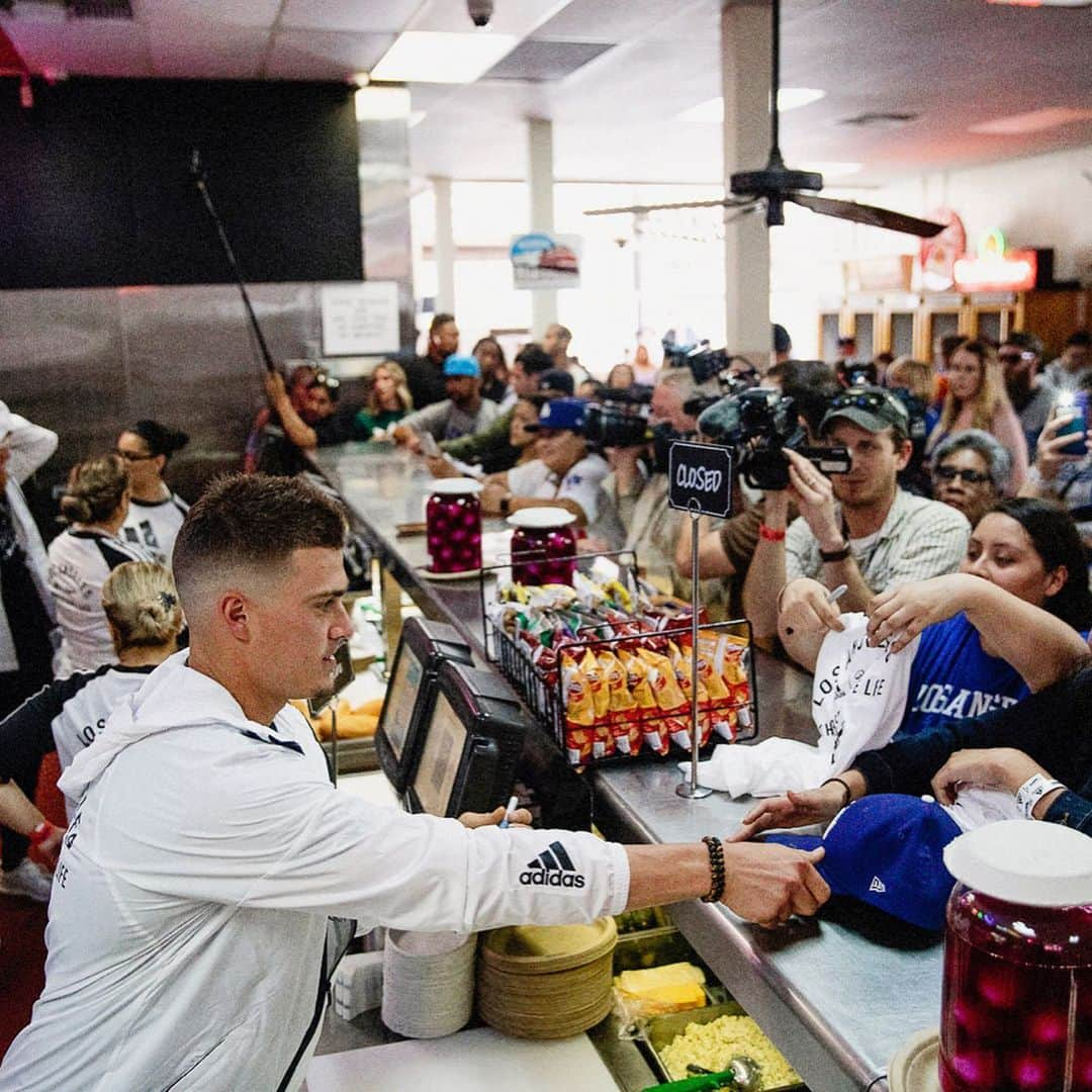 エンリケ・J・ヘルナンデスさんのインスタグラム写真 - (エンリケ・J・ヘルナンデスInstagram)「Teamed up with @adidasla & @philippetheog to celebrate the 62nd anniversary of the @dodgers moving out to Los Angeles! #ThreeStripeLife」5月29日 9時29分 - kikehndez