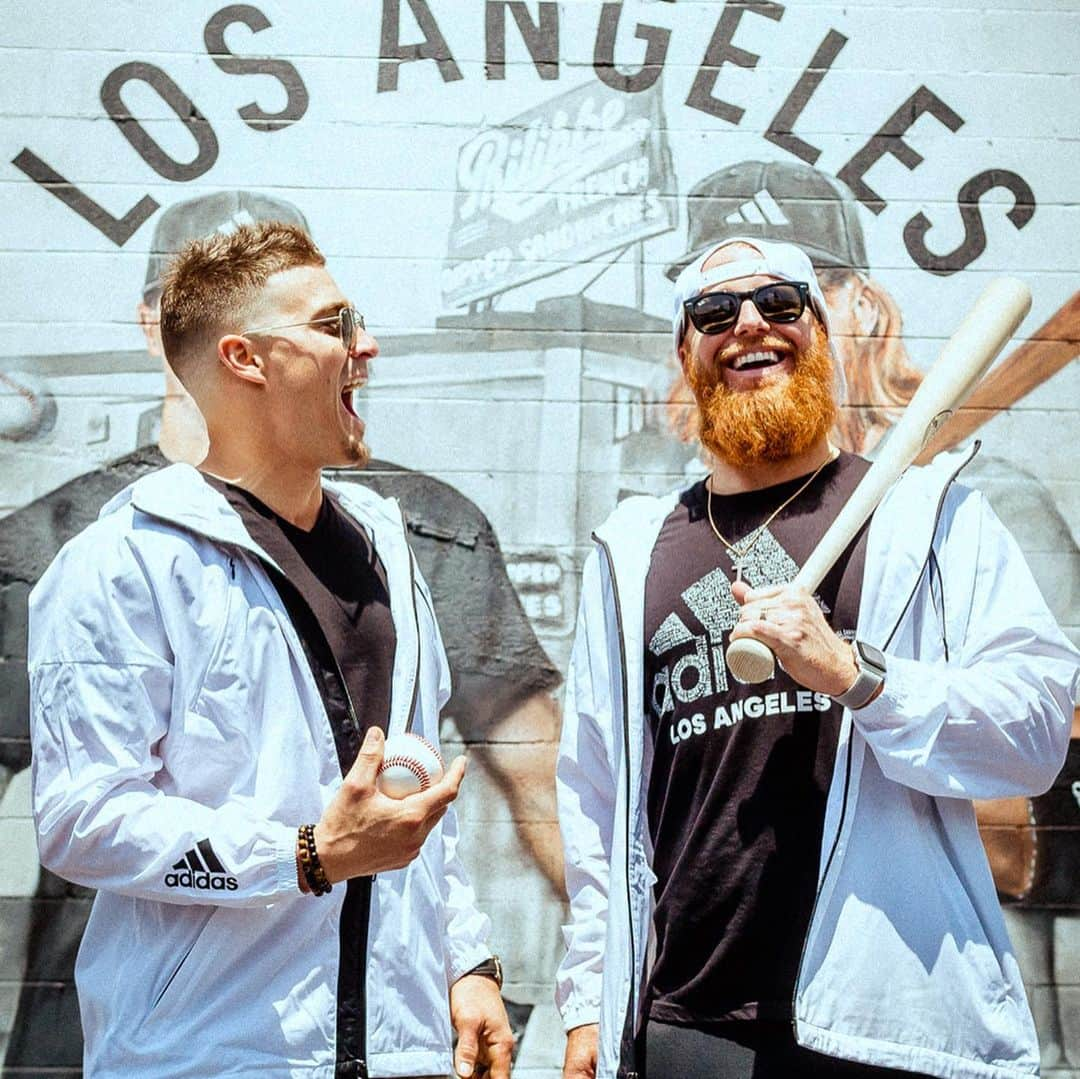 エンリケ・J・ヘルナンデスさんのインスタグラム写真 - (エンリケ・J・ヘルナンデスInstagram)「Teamed up with @adidasla & @philippetheog to celebrate the 62nd anniversary of the @dodgers moving out to Los Angeles! #ThreeStripeLife」5月29日 9時29分 - kikehndez