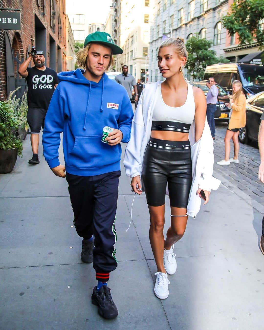 Teen Vogueさんのインスタグラム写真 - (Teen VogueInstagram)「It turns out Justin and Hailey Bieber won't be walking down the aisle (again) anytime soon 👀 Find out the important reason they're postponing their wedding ceremony at the link in bio.」5月29日 9時31分 - teenvogue