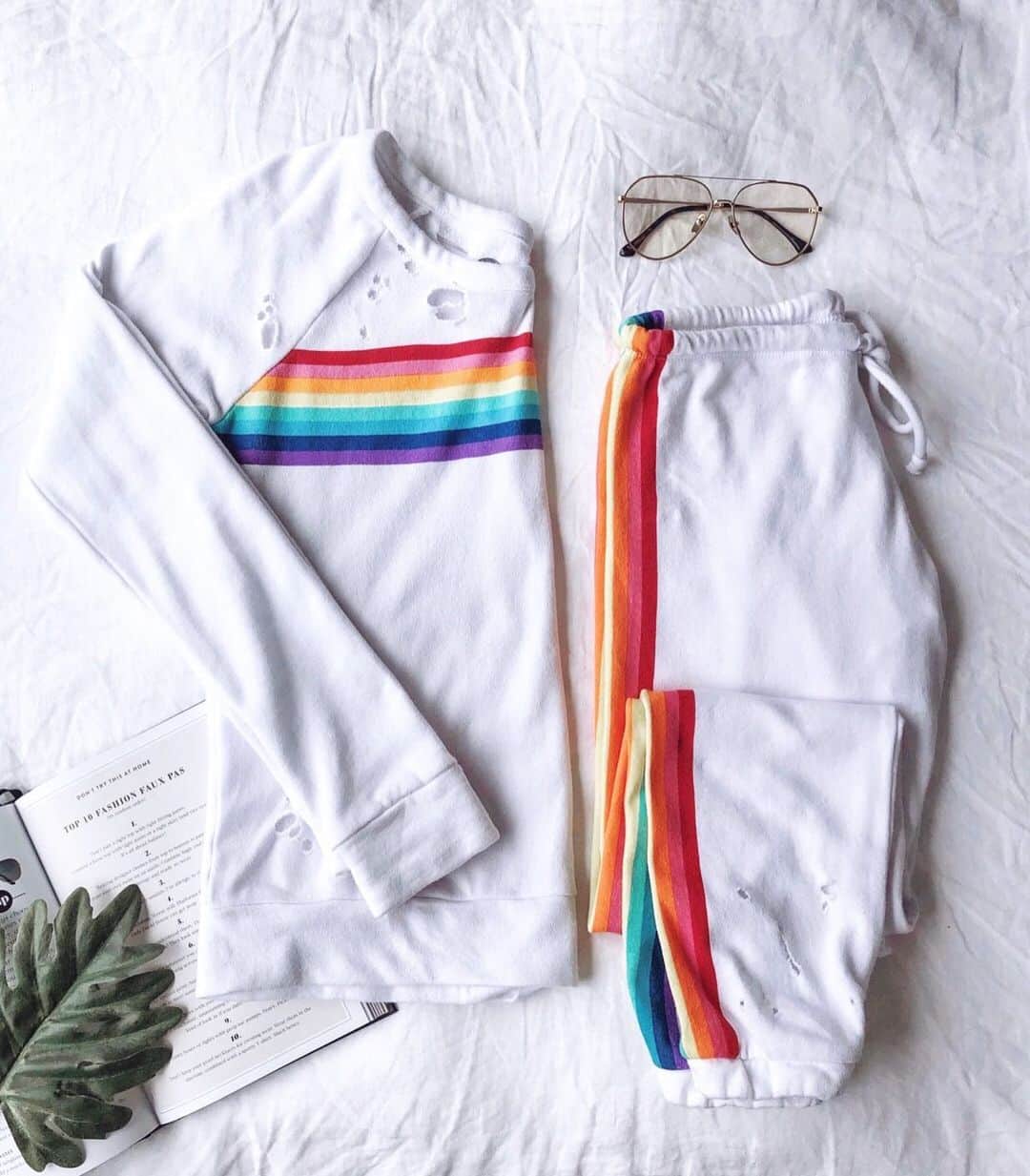 チェイサーのインスタグラム：「after that three day weekend, this is all we want to wear!🌈 give us all the sweat sets!😍 #chaserbrand @danielleebrownn」