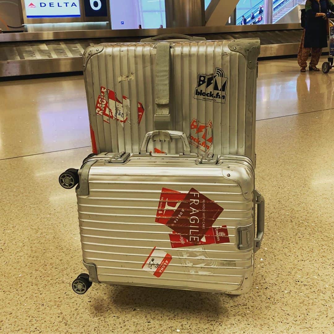 Taku Takahashiのインスタグラム：「Rimowa  もうかれこれ10年くらい使ってる。値段は決して安くはないけど、傷だらけになっても何十年も使い続けられることを考えると、悪い買い物で無いと思う。色んなシリーズが出てるけど、なんやかんやTopasのシルバーが好き。好きすぎて、ここに写ってるデカイのとCabin以外にも、Buisiness、Pilot、さらに意外とレアなKids Trolleyもシチュエーションによって使いわけてる。なんか、不思議な魅力があるんだよね、このシリーズ。歩いててて、見たことないやつを持っている人に遭遇すると、ついついガン見しちゃう。そのあと逆に変な目で見られるか「お、お前、俺のリモワの価値がわかってるな？」ってドヤ顔をされる。  シールの貼り方、センス求められるところだけど、そういうのもあまり気にせずに使い倒していくのが好き。旅に出る時の相棒だけでなく、普段も使ってて、よく「旅行帰りですか？」って聞かれてしまう。」