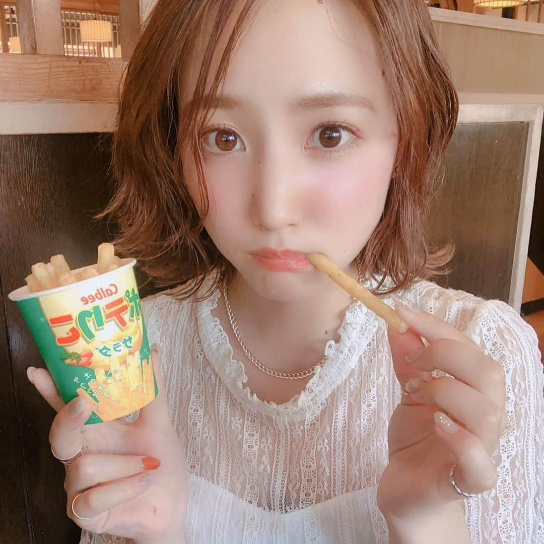 moe yamamotoさんのインスタグラム写真 - (moe yamamotoInstagram)「🍖 ． ． 今日は"29の日"ってことで この前した"じゅうじゅうカルビ 女子会"を お得な情報紹介します\(◡̈)/♡♡ ． フルコース食べ放題で3999円のを 頼んだんやけど女子割引があって そこから100円引きなんよ🤤💓 ． そして、ずーーーーっときになってみたかった "ポテりこ"が食べ放題！！！！🤩🤩 初めて食べたんやけど美味しくて 止まりませんでした💁‍♀️✨笑笑 ． ほんとどの料理も美味しいし、 食後はアイスや綿菓子なんかも あって女子会にはオススメ！！ サラダもあるしね👍🏻💕💕 ． みんなじゅうじゅうカルビにいって おなかいっぱいなろー！🐯💓 うちもまたいこーっと！！ ． ． ． ． #じゅうカル #じゅうじゅうカルビ #じゅうかるアンバサダー #女子会 #ポテりこ #calbee #焼肉食べ放題 #ハンバーグのおいしいお店 #トマオニ #トマトアンドオニオン #トマオニアンバサダー」5月29日 9時39分 - __moegram.__