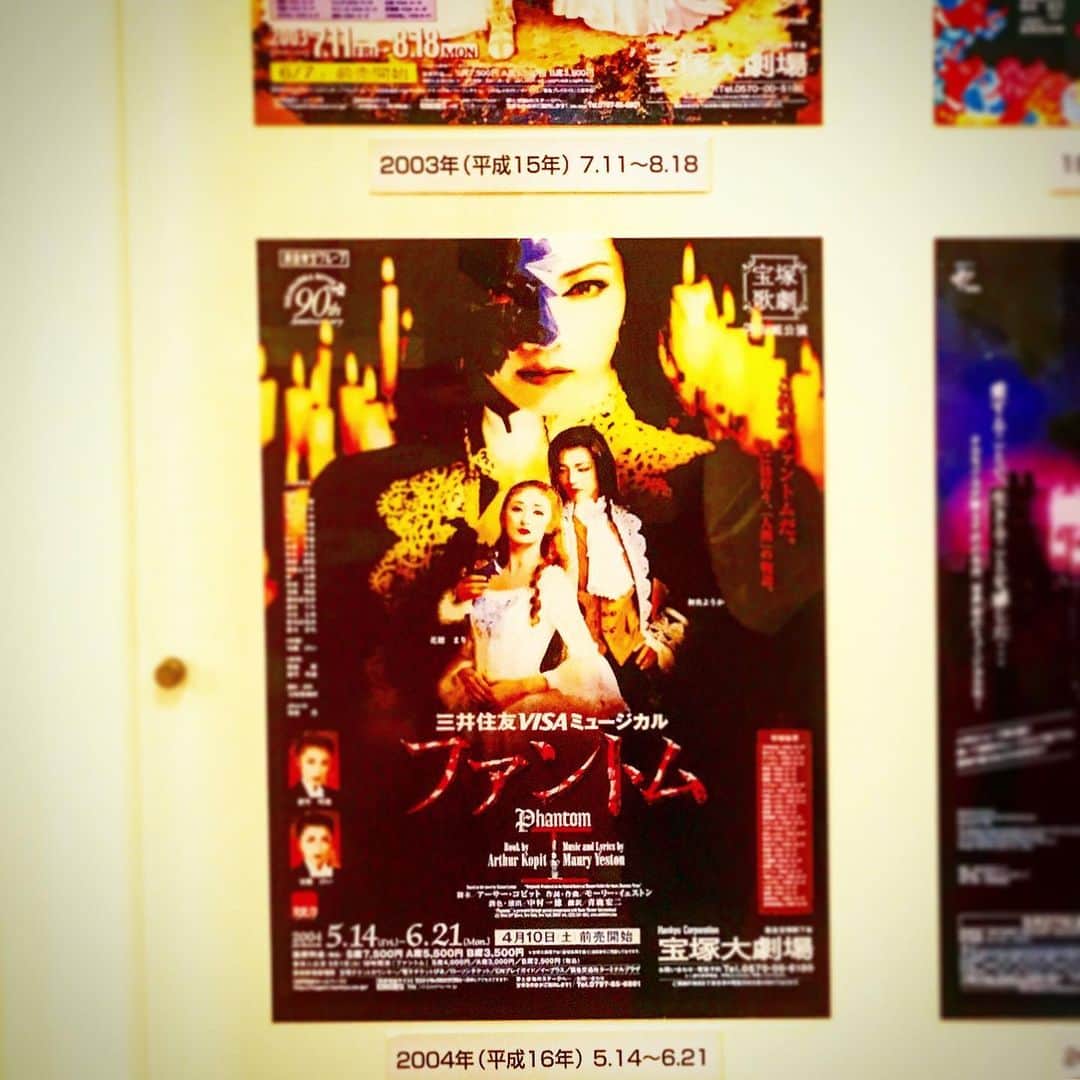 珠洲春希さんのインスタグラム写真 - (珠洲春希Instagram)「いつも通り過ぎてしまうポスターを暫し眺めました。 ポスターも、今はどんどん素敵になっていきますね…☺️✨❤️ ファントム。 懐かしい…  #宝塚 #昔の作品 #展示 #ポスター #宝塚ホテル」5月29日 9時42分 - harukisuzu54