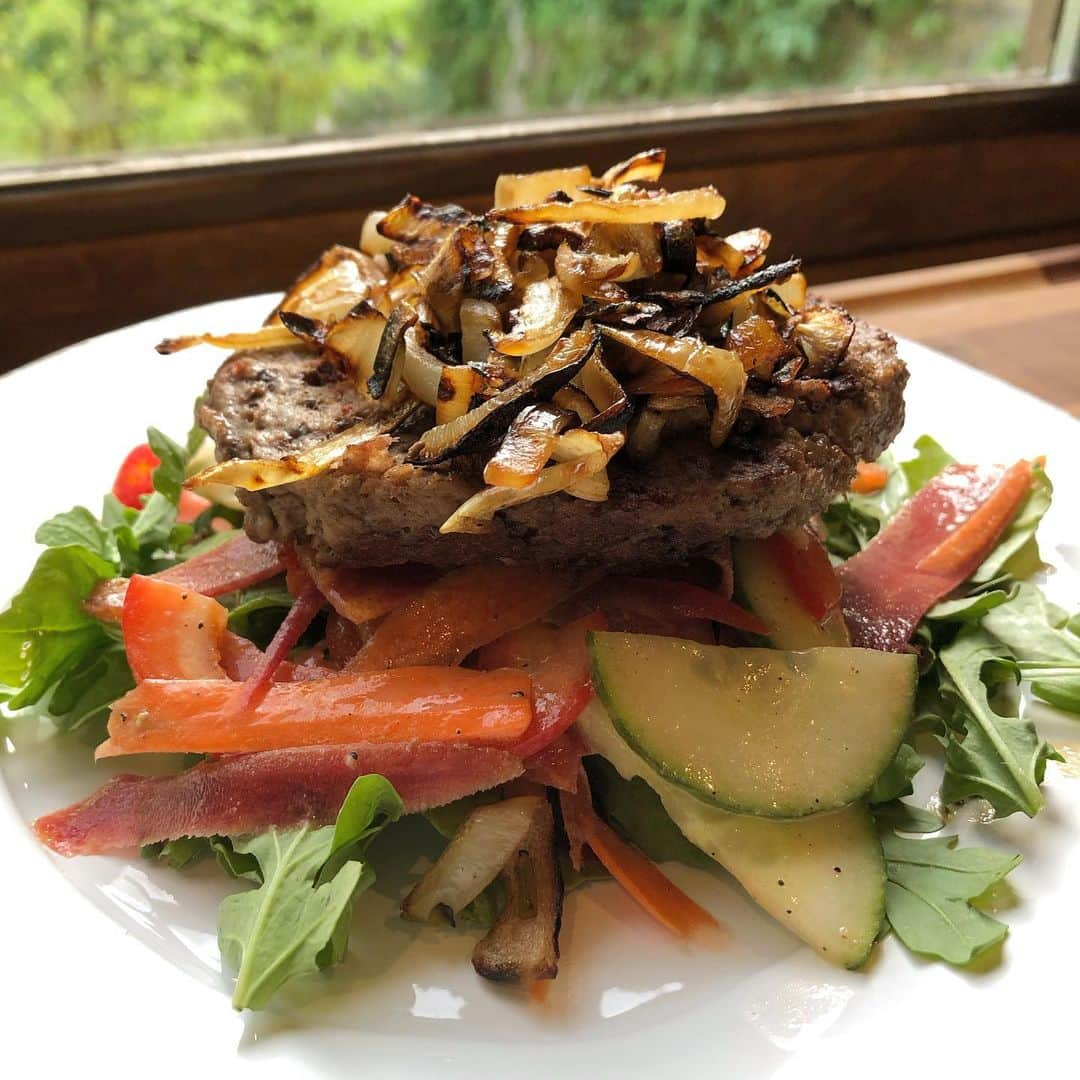 ダニカ・パトリックさんのインスタグラム写真 - (ダニカ・パトリックInstagram)「In honor of #nationalhamburgerday .....an @impossible_foods burger!!!!! With carmelized onions and an arugula/pepper/carrot/cucumber salad. So good. 🌱」5月29日 9時43分 - danicapatrick