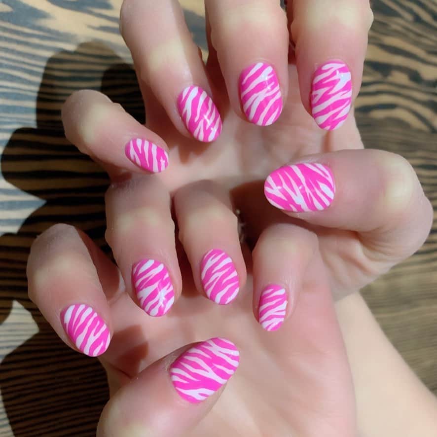 Mei Kawajiriさんのインスタグラム写真 - (Mei KawajiriInstagram)「Neon pink zebra 🦓 💕 @itsmesamwass #nailsbymei #handpainted #gelnails #pinkbase ? Or #whitebase ?」5月29日 9時50分 - nailsbymei