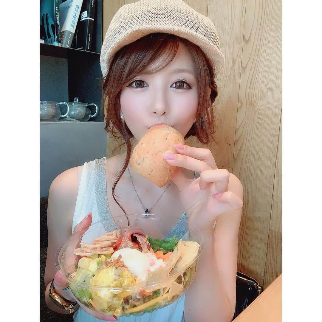 相沢みなみさんのインスタグラム写真 - (相沢みなみInstagram)「🌺🥗🥖💭💕 #載せそびれたシリーズ . #相沢みなみ . #カフェ巡り  #キャスケットコーデ  #キャスケットアレンジ  #サラダランチ」5月29日 9時53分 - epoint2016