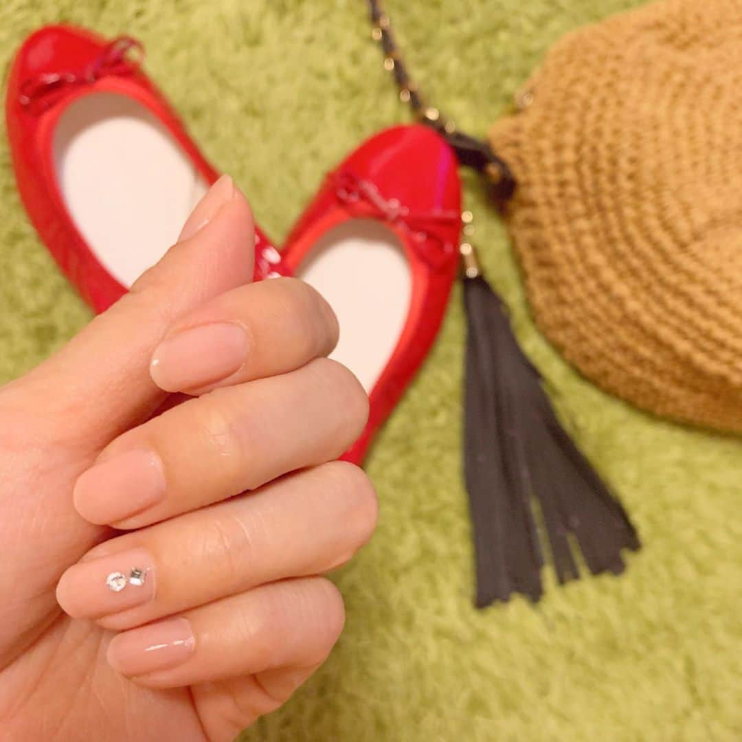 小松彩夏さんのインスタグラム写真 - (小松彩夏Instagram)「﻿ ネイルの定番OPI( @opi_japan )から日本人女性のエレガントさや洗練さを表現した、ナチュラルで繊細なカラーが新発売したので早速『ISL SH4ベア マイ ソウル』を使ってみました♪﻿ ﻿ 肌に馴染む綺麗な色♡﻿ 手が綺麗にみえる...‼︎﻿ ﻿ 仕事の都合などで普段は派手なネイルができないという人でもOKな色合いでなのでオン・オフどちらのシーンでも使えちゃいます！！﻿ ﻿ そしてどんな服装にも合う♡﻿ ﻿ 初回限定で付いているスワロフスキークリスタルで、初心者でも簡単に可愛いネイルデザインができちゃいますよ★私はポイントで薬指に付けてみました！！﻿ ﻿ やっぱりOPIは塗りやすいし、速乾性もあってオススメです☆﻿ ﻿ 公式アカウント（@opi_japan）で、私も愛用中のネイルオイルが当たるキャンペーンを実施してるのでチェックしてみてね☆﻿ ﻿ 他のカラーも色々試してみよっと♪﻿ ﻿ #東京ラグジュアリー#オーピーアイ#インフィニットシャイン#オーピー愛#オフィスネイル#オフィスカジュアル#セルフネイル派#おでかけコーデ#ネイル#セルフネイル#ネイルアート#nail#PR#opi#nailart」5月29日 9時54分 - official_ayaka_502