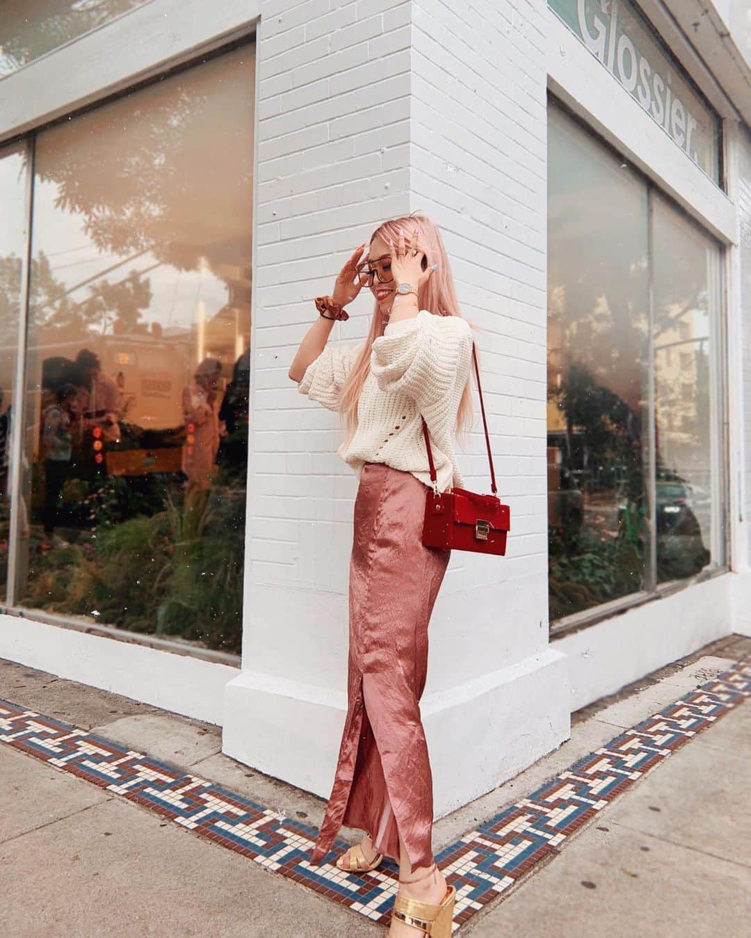 AikA♡ • 愛香 | JP Blogger • ブロガーさんのインスタグラム写真 - (AikA♡ • 愛香 | JP Blogger • ブロガーInstagram)「Casual chic & feminine in my new @snidel_usa satin skirt 💗 One of the Japanese brands I loved all the time when I was in 🎌 and has been seen on major Japanese fashion magazines ✨ Now I can shop them online 😍 cuz they have the US site now & their first US store in New York!! For those who don’t live in NY, check out their website, there are a lot of style inspiration while you browse & shop 💫 Don’t forget to use code “AIKSD10” 💕 Have you ever heard of this brand before? ————— 日本人ならやっぱり海外でも日本のブランド着たいよね♫ 日本にいた時大好きなブランドの一つだったスナイデルが最初のAmerica店をニューヨーク🗽にOPEN！！！ 直接チェックできないの残念だけど、USサイトでショッピングできちゃうのゎとっても嬉しい！😍 さすが日本のブランド♡ サイトゎコーデのインスピレーションでいっぱいだし、ずっと見てられる♥️ やっぱりディティールにこだわってるのゎJPブランドならではだと思うな✨  このサテンスカートもサイズゎぴったりだし、ちびっ子のあたしでも全然大丈夫💕 @snidel_usa からcheckできるよン! スペシャルコードもあるのでお忘れなく✨↪︎ “AIKSD10” ..... #snidel #satinskirt #casualstyle #petitefashion #5feetstyle #springfashion #japanesebrand #seattle」5月29日 10時03分 - aikaslovecloset