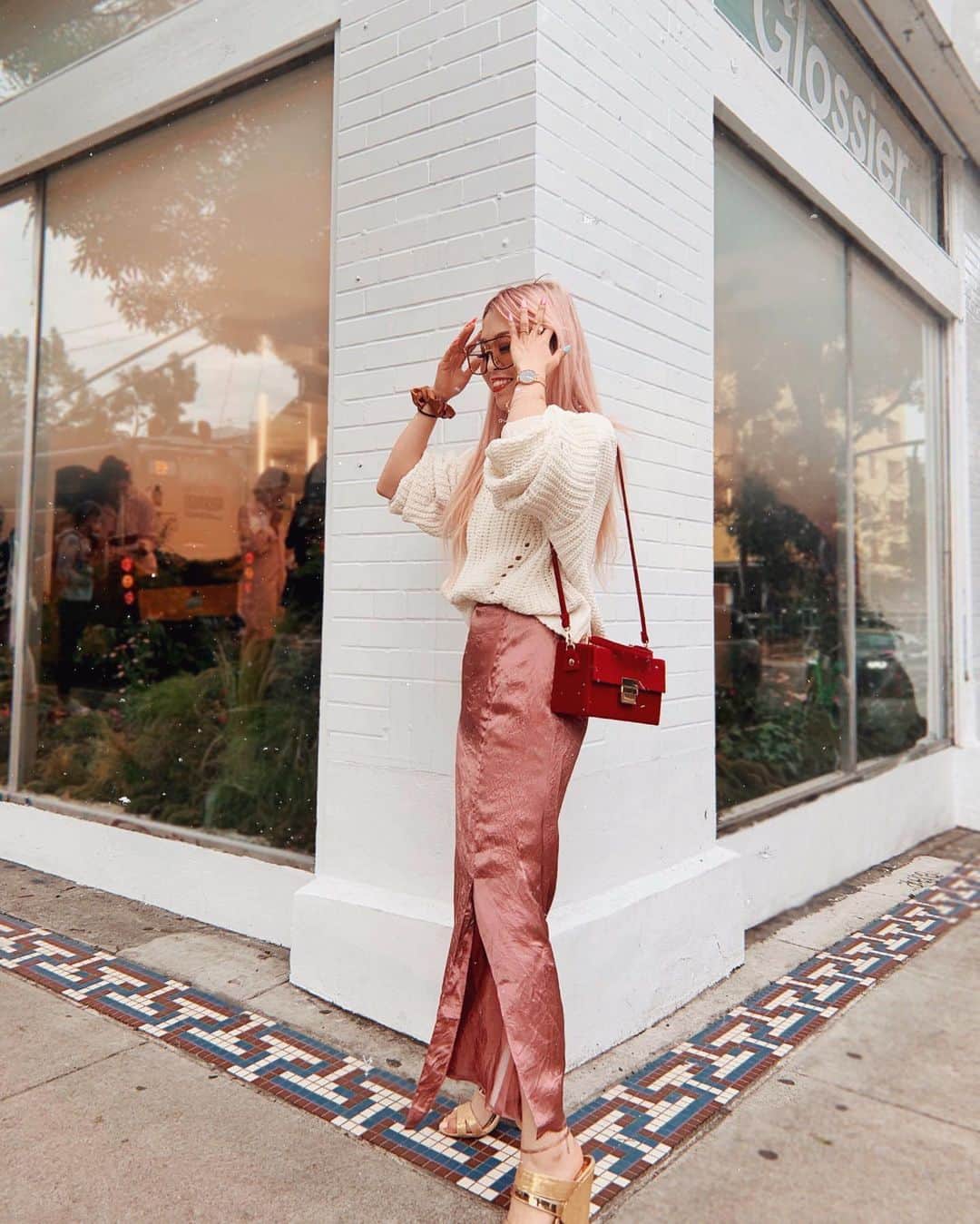 AikA♡ • 愛香 | JP Blogger • ブロガーのインスタグラム：「Casual chic & feminine in my new @snidel_usa satin skirt 💗 One of the Japanese brands I loved all the time when I was in 🎌 and has been seen on major Japanese fashion magazines ✨ Now I can shop them online 😍 cuz they have the US site now & their first US store in New York!! For those who don’t live in NY, check out their website, there are a lot of style inspiration while you browse & shop 💫 Don’t forget to use code “AIKSD10” 💕 Have you ever heard of this brand before? ————— 日本人ならやっぱり海外でも日本のブランド着たいよね♫ 日本にいた時大好きなブランドの一つだったスナイデルが最初のAmerica店をニューヨーク🗽にOPEN！！！ 直接チェックできないの残念だけど、USサイトでショッピングできちゃうのゎとっても嬉しい！😍 さすが日本のブランド♡ サイトゎコーデのインスピレーションでいっぱいだし、ずっと見てられる♥️ やっぱりディティールにこだわってるのゎJPブランドならではだと思うな✨  このサテンスカートもサイズゎぴったりだし、ちびっ子のあたしでも全然大丈夫💕 @snidel_usa からcheckできるよン! スペシャルコードもあるのでお忘れなく✨↪︎ “AIKSD10” ..... #snidel #satinskirt #casualstyle #petitefashion #5feetstyle #springfashion #japanesebrand #seattle」