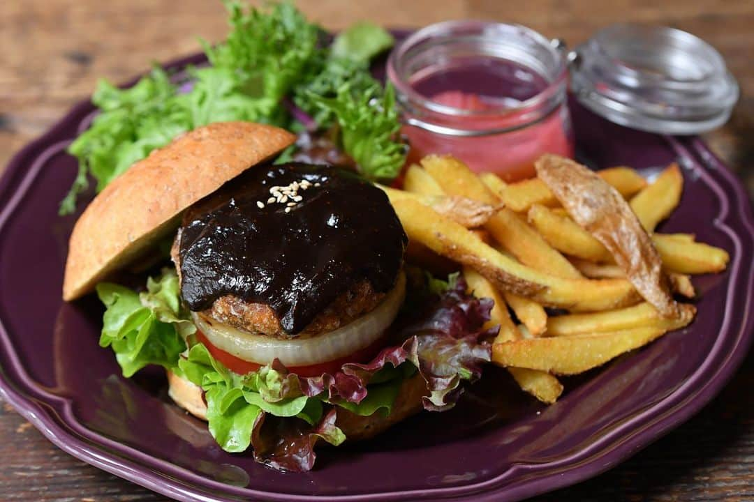 ORGANIC TABLE BY LAPAZさんのインスタグラム写真 - (ORGANIC TABLE BY LAPAZInstagram)「SEASONAL BURGER 🍔Miso Cutlet Burger🍔  こんにちはLAPAZです！ LAPAZのハンバーガーの美味しい食べ方をご紹介😋 ハンバーガーを両手で持って、ギュッとつぶしてから、ガブりと食べてもらうととっても美味しいですよ😋☝️ 今だけ限定のメニュー 「みそカツバーガー」は 八丁味噌ベースの甘くて濃厚な田楽みそソースとソイミートカツのジャパニーズバーガー🍔🇯🇵 山椒マヨネーズを隠し味に、食欲をそそる食べ応え満足なバーガーです！ この機会にお見逃しなく🍔😉🙌 今日も素敵な一日をお過ごしくださいねっ❣️ Have A Nice Day🌈😊 photo by @a28photo  #orgnictablebylapaz  #yesvegan #misocutlet  #japanesetaste  #seasonalfood  #seasonalburger #misolover #veganmisocutlet #veganburger #plantbasedburger #plantbasedfood #tokyovegan #vegatokyo  #veganfaste #veganjunkfood #huffposttastaste #beautifulcusines #theweekoninstagram #instagramjapon #livetravelchannel #vegan #veggies #organic #tokyo #japan」5月29日 9時57分 - organic_table_by_lapaz