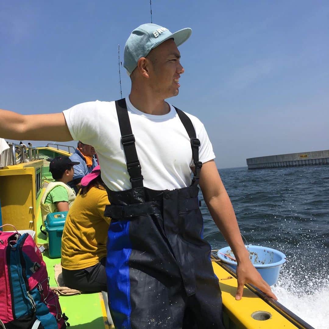 加瀬部駿介（フレンチぶる）のインスタグラム：「6月のライブ告知させていただきます！  1日 14時から 新宿 3日 19時から 池袋 6日 19時から 中野 8日 19時から 茅ヶ崎 11日 20時から 新宿 (主催ライブ) 15日 14時30分から 新宿 17日 19時から 新宿 19日 19時から 下北沢 20日 19時から 新宿 23日 18時から 池袋 25日 19時から新宿 26日 19時から新宿  とりあえずこの様な感じです！ 今月は主催ライブがあったり地元の神奈川でもライブがあるんで是非遊びに来てほしいです！  写真は5月の僕の様子です！ アスレチック行ってトライアスロン見て相撲行って船釣り行って薔薇を見に行ってました！  実はこれには共通点があるんです。 どの時も僕 笑顔なんです。」