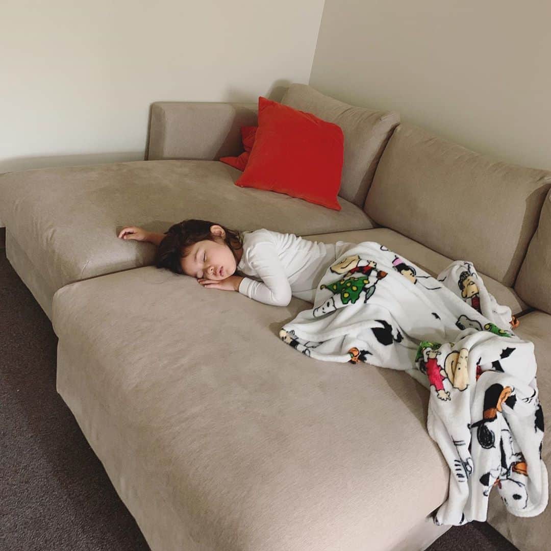 バイリンガル3兄妹のインスタグラム：「二度寝してから幼稚園へ行きました😂 ・ ・ #薄目を開けて寝ているね #おはよう #はなち #4歳 #バイリンガル3兄妹」