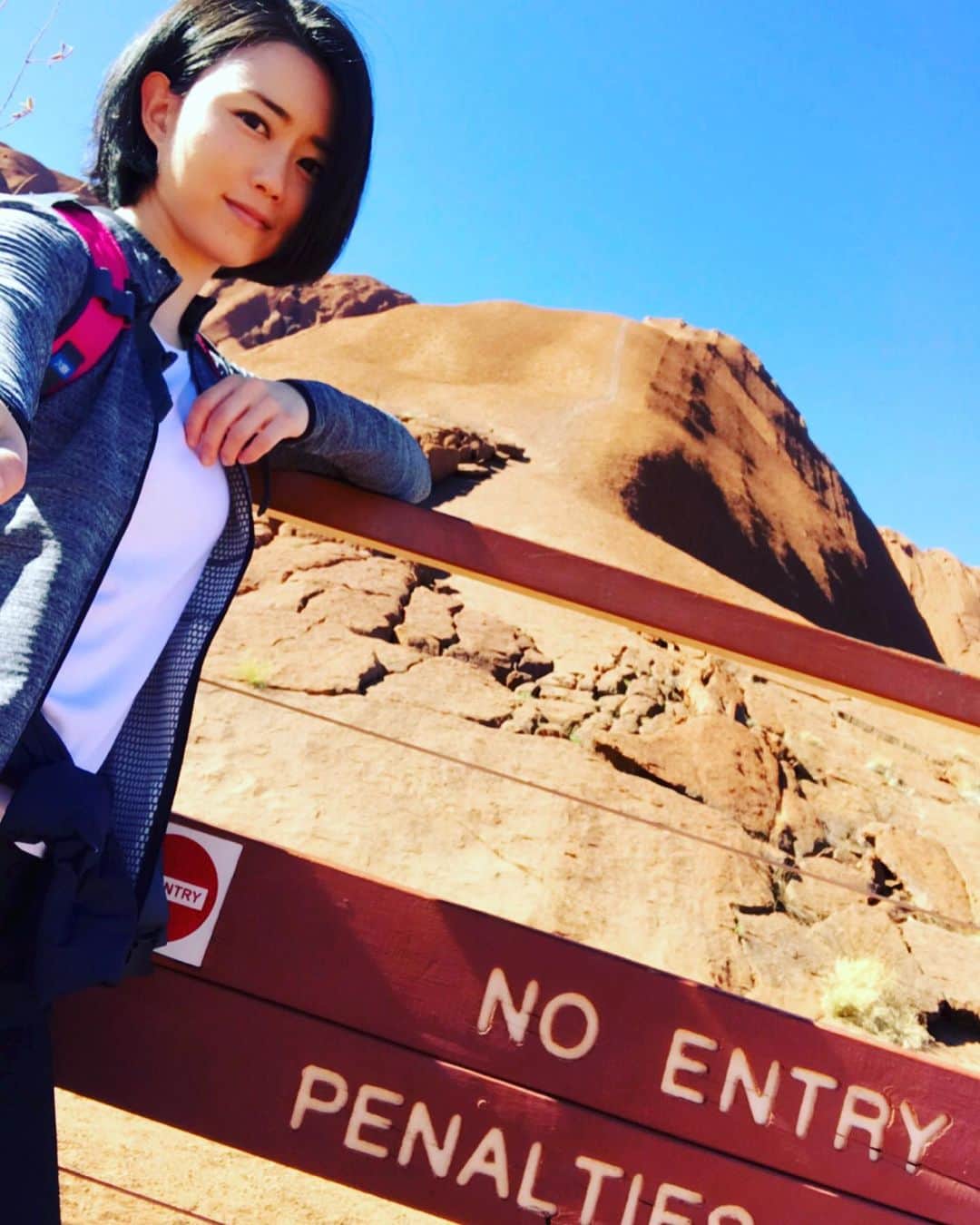 原田佳奈さんのインスタグラム写真 - (原田佳奈Instagram)「・ ・  No Entry ⛔️ 朝から昼過ぎまで3度トライするも、登頂の風が強いという理由で結局登山口は開かず。  でも登らなくても良い気がした。登るものではない気がしたという方が近いかな。  きっとアボリジニーから「登らんでも大丈夫やで」ってメッセージ来たんだと思う。  #ululu  #ayersrock  #エアーズロック #noentry #ハエがすごいの #おデコにハエとまっとる #アイスクリーム屋さんの車 #暑い中でのアイスクリーム最高すぎた」5月29日 10時08分 - kanaharada1211