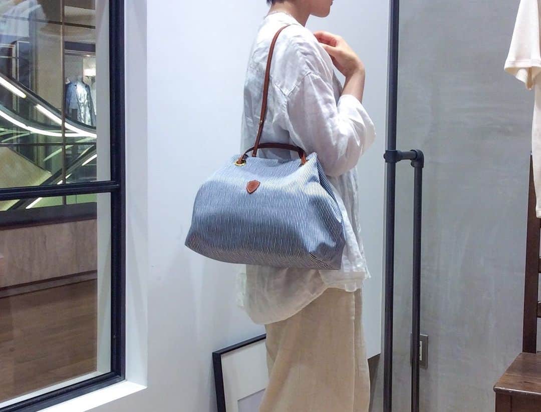 Felisi Japan 〔フェリージ〕さんのインスタグラム写真 - (Felisi Japan 〔フェリージ〕Instagram)「【フェリージ 神戸店】 . 人気のレディースバッグ。丸みのあるフォルムが女性らしく、カジュアルになりすぎないのが魅力です。シアサッカーの風合いをプリントした夏らしい素材（SR）の、こちらのカラーのバッグは神戸店限定です。 . Model No. 17/21/SR＋DS＋A001（bag） Model. No. 282/1/SR＋A（pouch） . . . #felisi #bag #pouch #shop #kobe #womensbag #seersucker #フェリージ #神戸店 #神戸BAL #レディースバッグ #シアサッカー #ナイロンバッグ #限定カラー #夏バッグ #バッグ #ポーチ」5月29日 10時09分 - felisi_japan