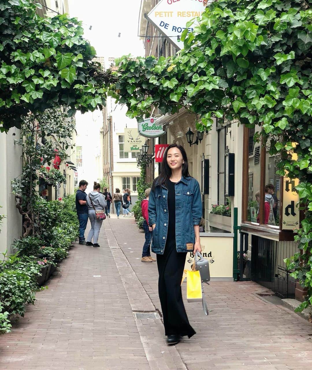 のインスタグラム：「. . AMSTERDAM 🇳🇱 . . . 古い建物に 水の街 アムステルダム🇳🇱 街中には トラムも走っていたり🚋 とてもステキ！ . . . #amsterdam  #holland #oldbuilding  #vintage  #fadhion #love #myfave  #bestfriend  #westside #beautiful  #green #オランダ #アムステルダム #水の街 #水をせき止めているらしい #水より街は下にあるらしい #avi辞典より #🇳🇱」