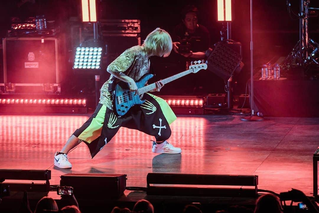 Ryota さんのインスタグラム写真 - (Ryota Instagram)「Thank you everyone for coming to our shows! I've had fun on this tour!  See you next time! 😎🤘 Photo by @jamiecarterfilms 📸」5月29日 10時11分 - ryota_0809