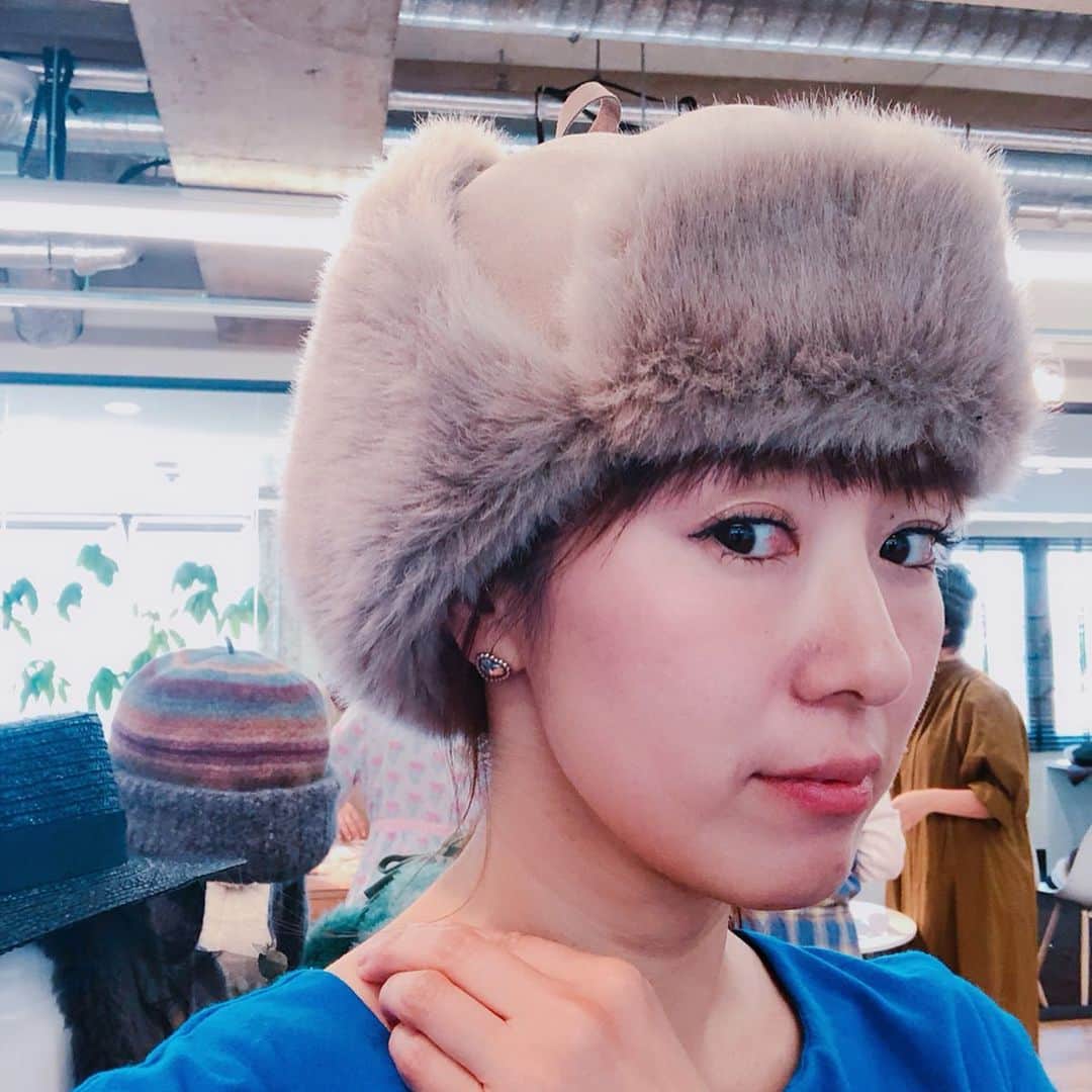 megumi matsuoさんのインスタグラム写真 - (megumi matsuoInstagram)「★★★ 先日のoverrideのプレスプレビュー ⁑ ほぼ年中帽子をかぶってる私w 今年の冬も可愛い帽子がかぶれそうです！ @asuka__ishikawa ちゃんありがとー♥︎ ⁑ @y831325 ちゃんにも2年ぶりに会えて楽しいひと時でした*♬೨̣̥ ⁑ アヤヤ以外みんな153cm ww ふふふ ⁑ #松潤と二宮とアヤ #松潤と二宮 #ママ#ママライフ#ママコーデ#プチプラコーデ#アラフォー#アラフォーコーデ#3児ママ#展示会#帽子#帽子屋#帽子大好き#override#オーバーライド#happy#smile#みんな大好き#松潤コーデ」5月29日 10時14分 - sara_mira_