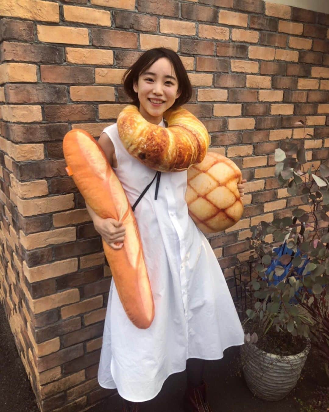 Baekのインスタグラム：「先日、おいしいおいしいパンたちに会いに岡山、広島、愛媛にいっつあきました🥨🥐🍞🥯 パンって…作るのも見るのも食べるのも幸せ🥰🔥❤️ 本当においしいパンダがたくさんだったのでぜひみなさんみて、たべにいってほしいですー‼️ パンLOVER～パンに恋する乙女たち～ 6/1（土）14時00分～ #パン #好き… #ずっとたべられる」