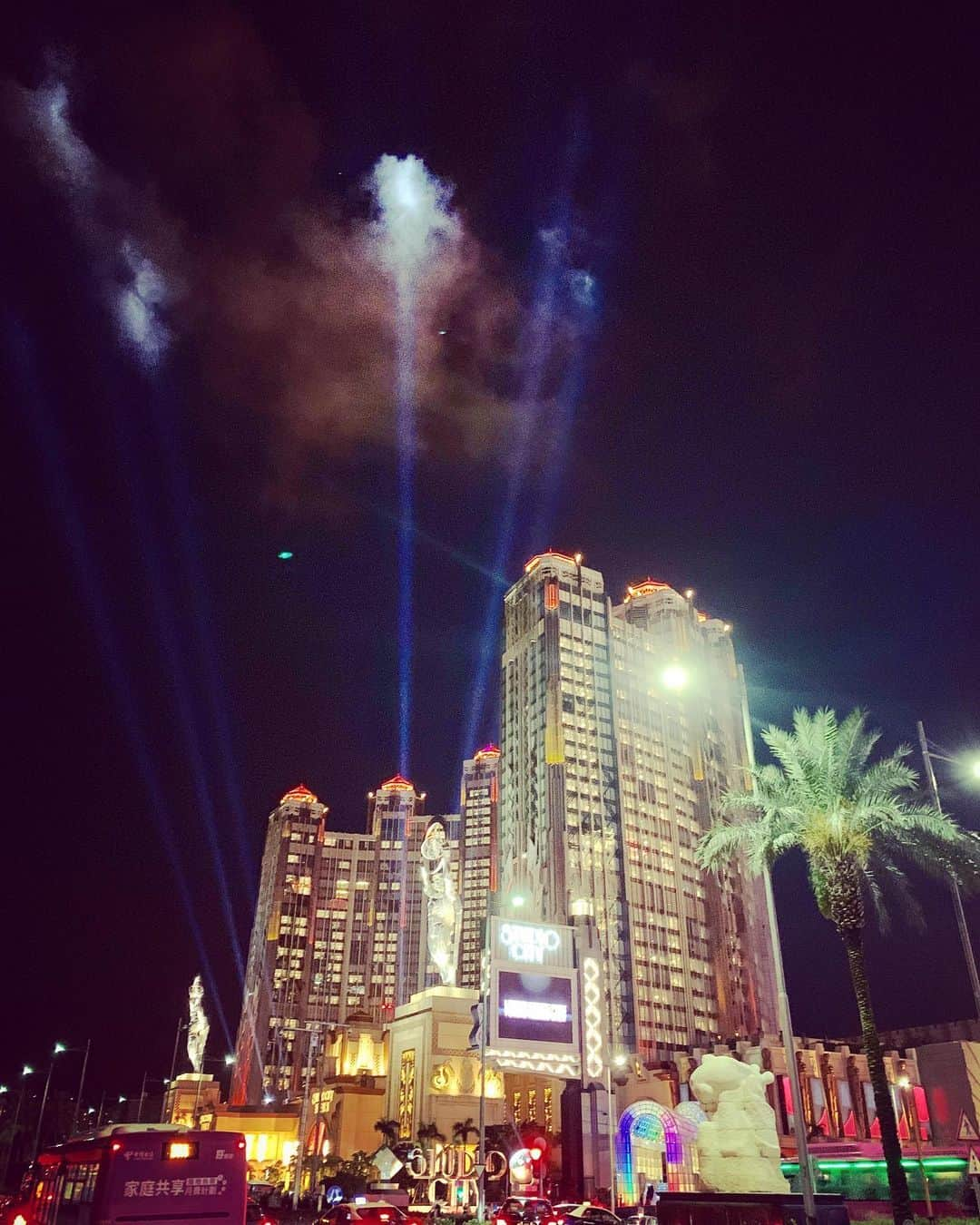 豊大槻さんのインスタグラム写真 - (豊大槻Instagram)「#macau #studiocity #nightscene  #マカオ ＃スタジオシティ #夜景」5月29日 10時30分 - yutakachi