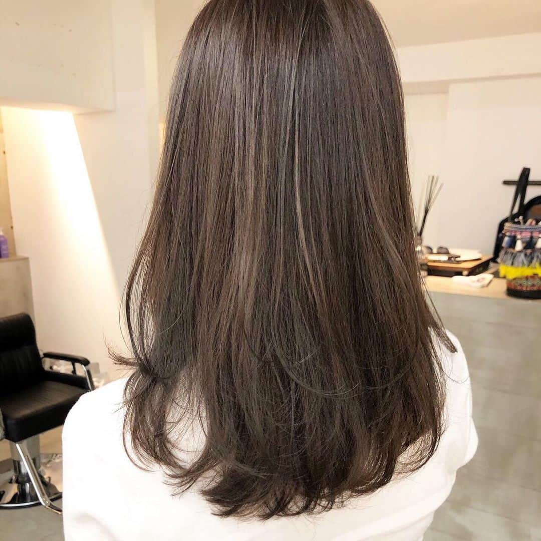 のインスタグラム：「この前福岡帰った時にカラーとカット行ってきました💇‍♀️大学生から安定の美容師さんに全部お任せ🙄🙇‍♀️ @suguru_truckin @truckin_up_the_path  #大名 #hair #hairstyle #color #haircolor #大名美容室 #西通り #天神西通り#加工なし #オシャレさんと繋がりたい」