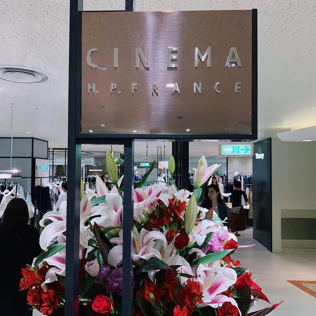 松本優さんのインスタグラム写真 - (松本優Instagram)「. . 本日は @cinema_hpfranceが、京都伊勢丹にできたとゆうことで、早速アクセサリーを調達してきました💍 . アクセサリーのセレクトショップなので、自分にあったアクセサリーに出会えるし、意外と普段使わないようなアクセサリーにも出会える😘 . そこで出会ったこの のシルバーアクセ、、、 かわいい。チェーンのサイズがバラバラで方向を変えると、いろんなパターンが楽しめるよ✨ . 他にもネックレスやゴールド、パールのアイテムもたくさんあってブランドごとに展示されているからプレゼントにもいいね👍 . .  #cinemahpfrancekyoto#cinemahpfrance#dramahpfrance#cinemacoordinate #京都スタイルアップデート  #colorsoflife」5月29日 21時29分 - matsumoto_yu