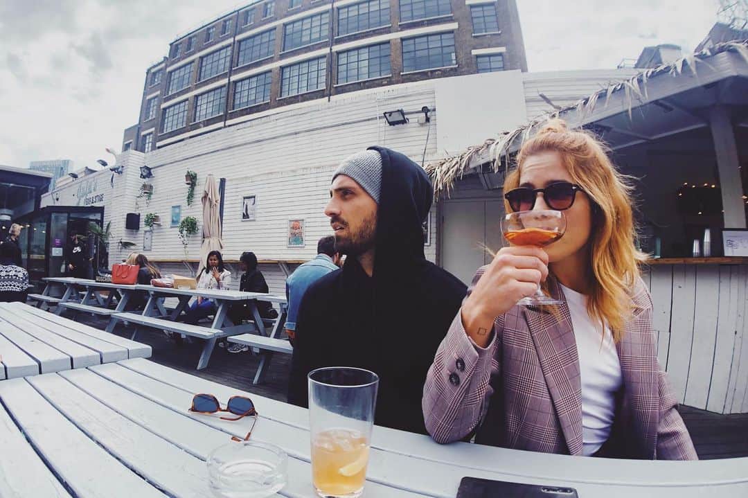エミリー・ベット・リカーズのインスタグラム：「We can do candids #coupleokidsfromsurrey」