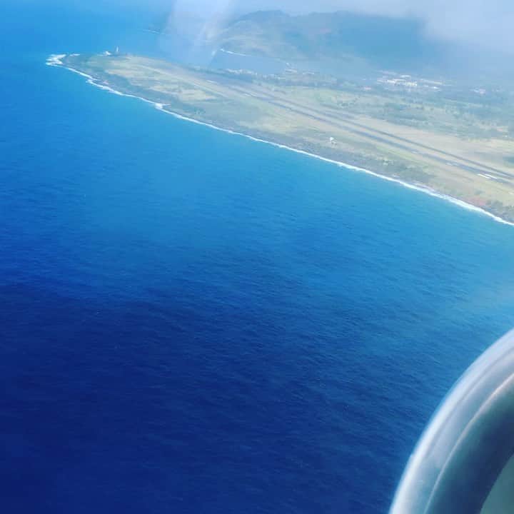青山美郷のインスタグラム：「・ I came back to Japan! I went to Kauai island in Hawaii. I had really amazing time,and a lot of miracle. When I left there,a beautiful rainbow appeared while I told appreciate to the island and the rainbow vanished when the plane take off. Anyway I’ll share you guys about that experience again;) ・ 無事日本に帰ってきました！ ハワイのとある島と言っていましたが、私が留学していたのは、カウアイ島。 言葉に表せないくらい、宝物のような時間でした。 ミラクルが沢山起こったな。 帰国する時もね、島に感謝の気持ちを伝えてたら、虹がぶわぁって現れて、飛行機が離れると同時に消えていったんだぁ。 また、色々シェアしていきますね〜 #hawaii#kauai#miracle#studyabroad#rainbow#ハワイ#カウアイ島#虹#留学」